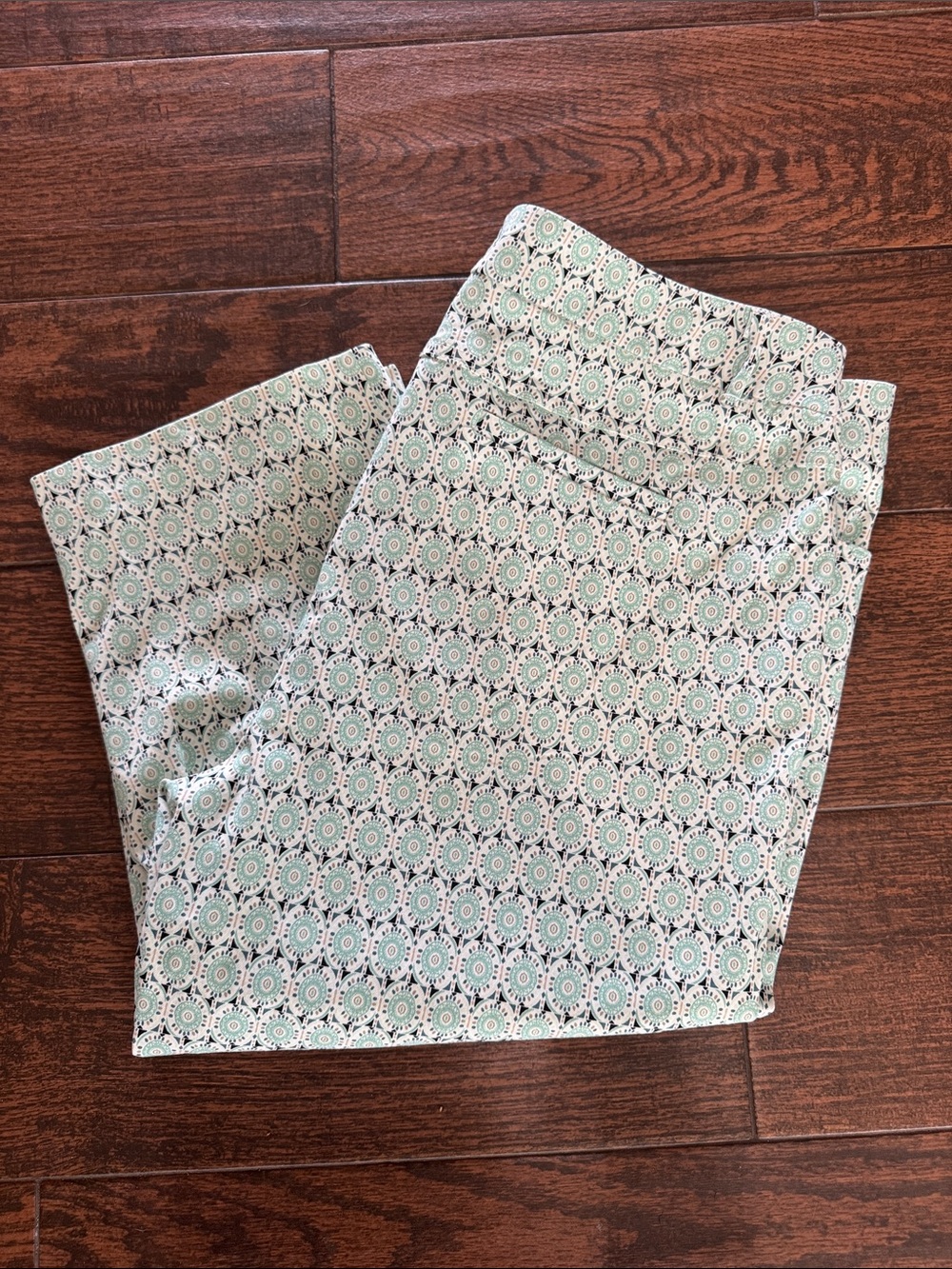89th & Madison Green and Cream Patterned Capri Pants